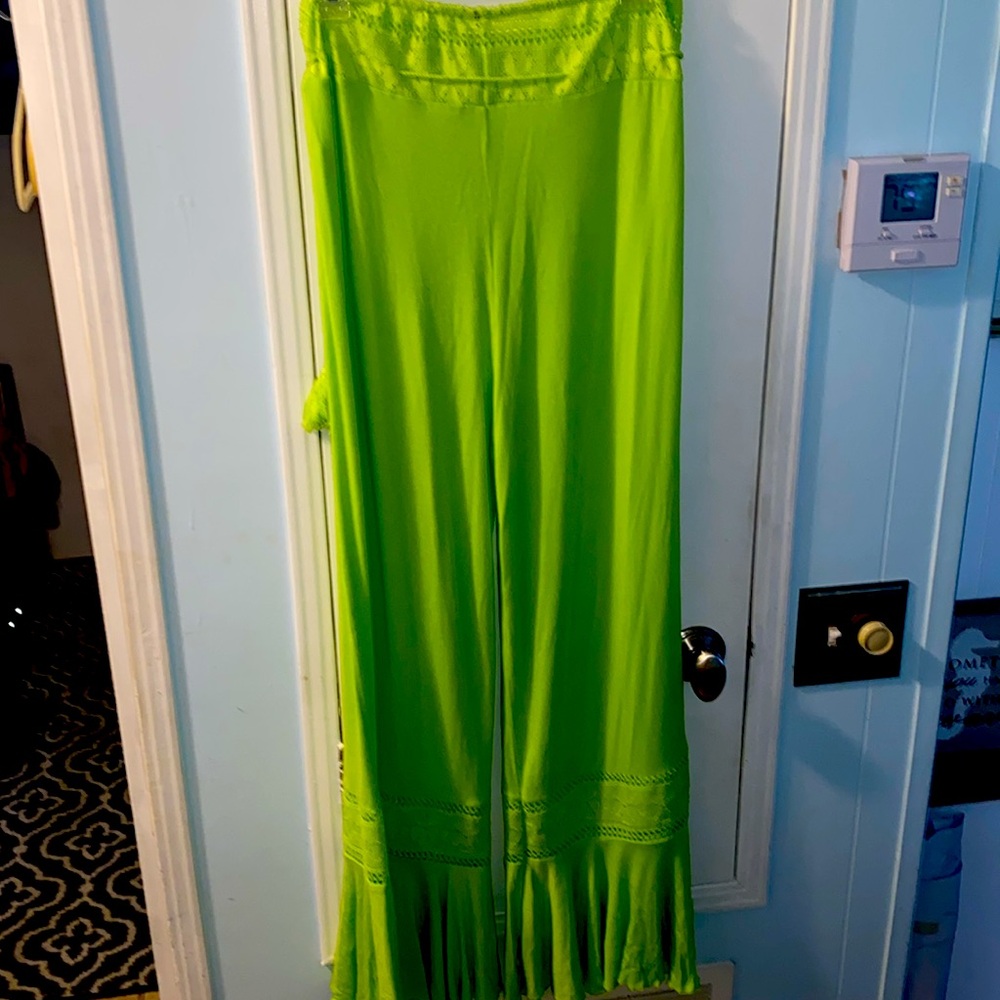 Wide leg pants tie at the waist with lace flare at the bottom size extra large